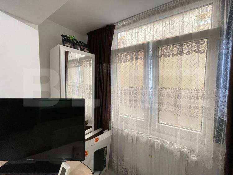 Apartament cu 3 camere semidecomandat, mobilat în Craiovița Nouă