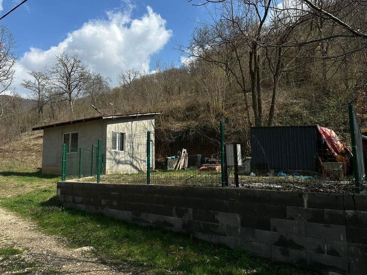 Casa si teren de vanzare - 1