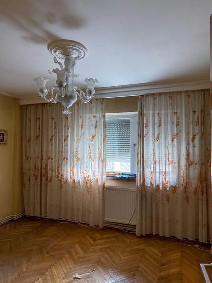 Apartament cu 4 camere semidecomandat în Central