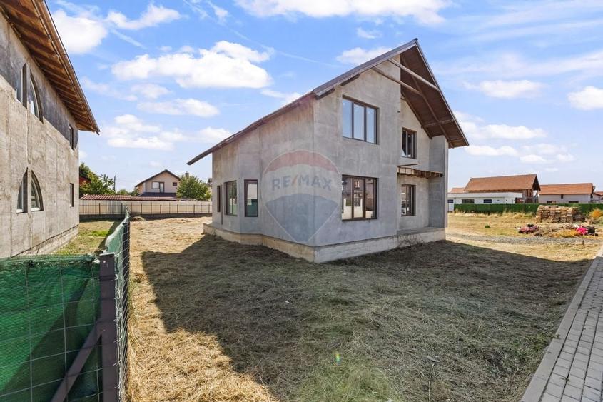 Casa  cu 5 camere Sagu - 2