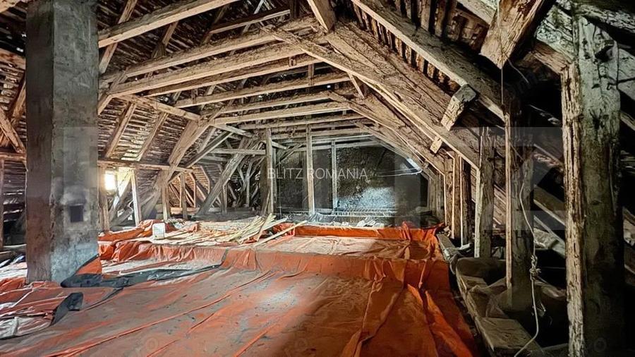 Pod spai?os, transformabil in apartamente, 285 mp, Pia?a Sfatului