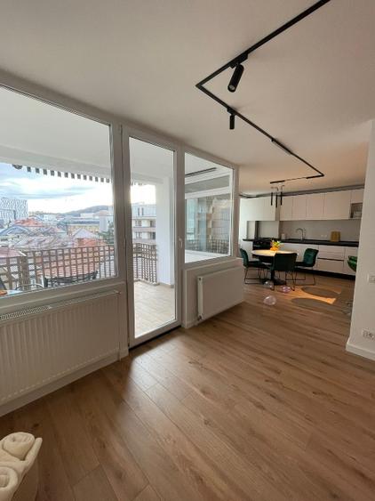 Centrul Civic - apartament 3 camere renovat - 2 grupuri sanitare - priveliște -  - 1