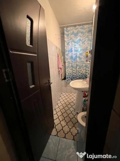 Apartament cu 3 camere semidecomandat în Găvana