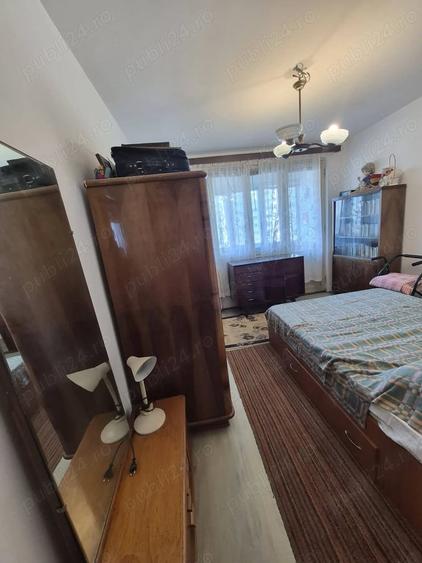 Apartament cu 3 camere semidecomandat în Colentina