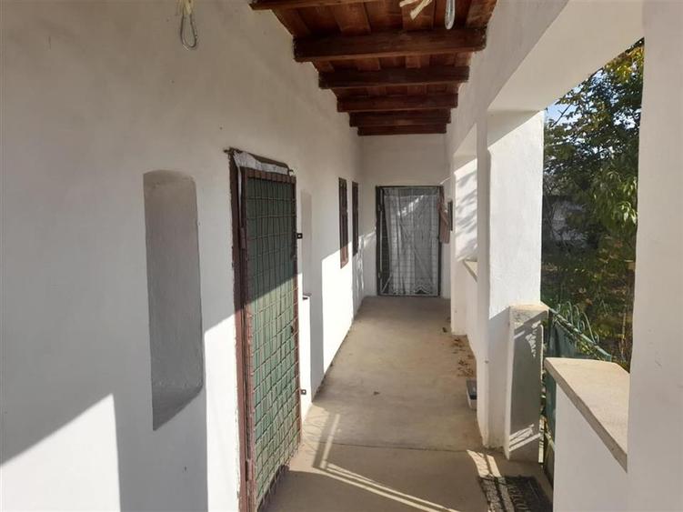 Casă cu 2 camere cu Teren 4960 Mp în Crestur