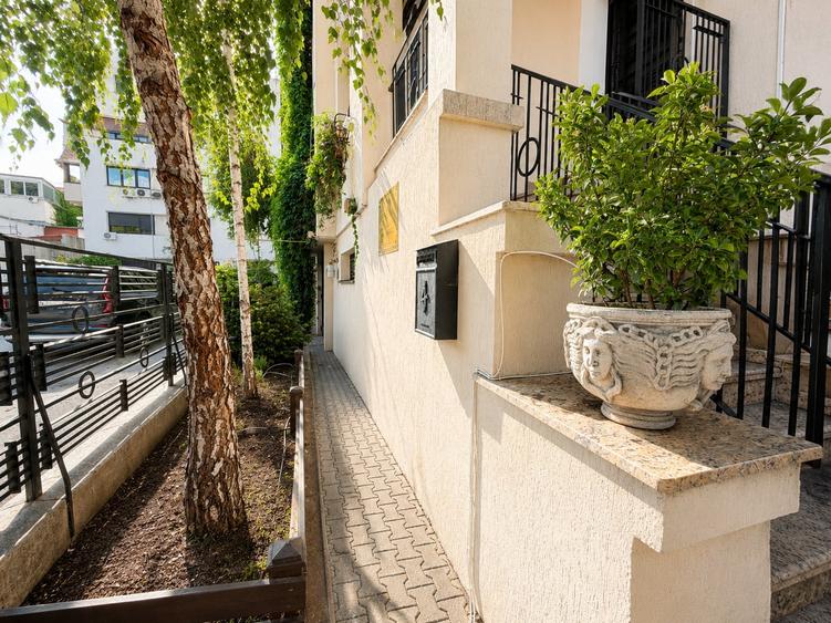 Casă individuală cu 12 camere cu Canalizare în Central