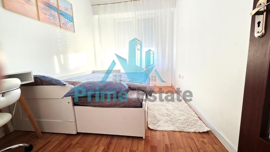 Apartament cu 3 camere semidecomandat, mobilat în Semicentral