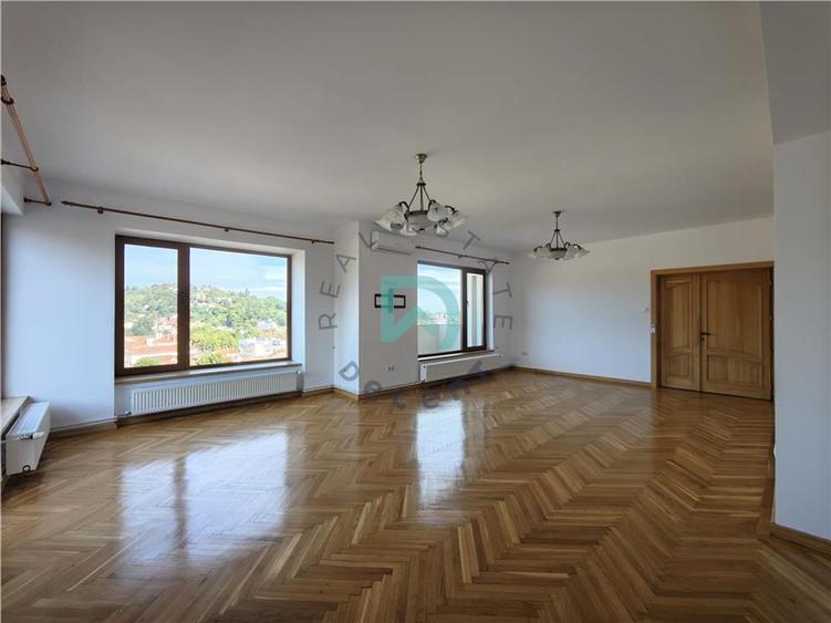 Apartament cu 3 camere decomandat în Centrul Istoric