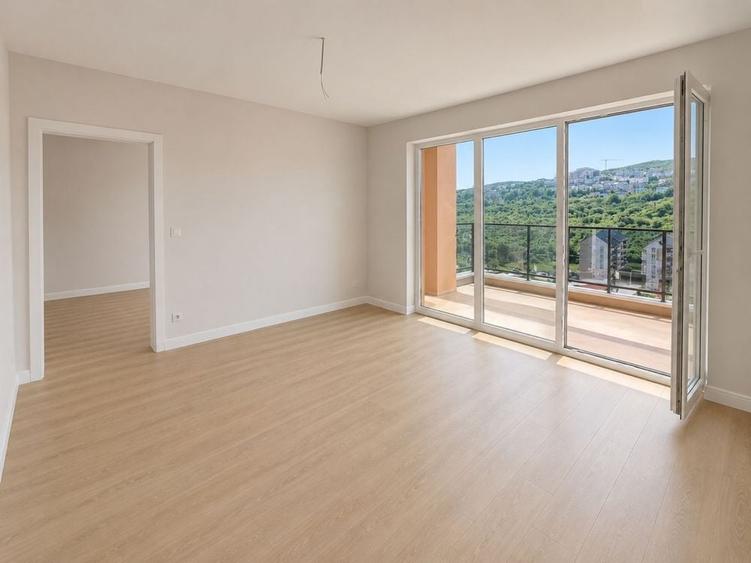 Apartament cu 3 camere semidecomandat în Sud
