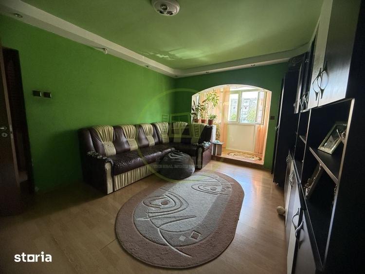 Apartament cu 3 camere semidecomandat în Craiovița Nouă