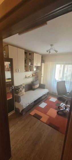 Apartament cu 3 camere decomandat în CET