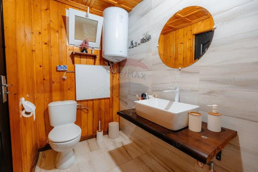 Casă cu 6 camere cu Teren 861 Mp în Corbi