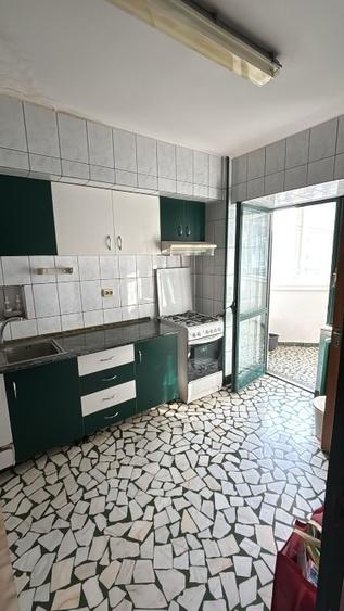 Apartament cu 4 camere semidecomandat, mobilat în Banu Manta