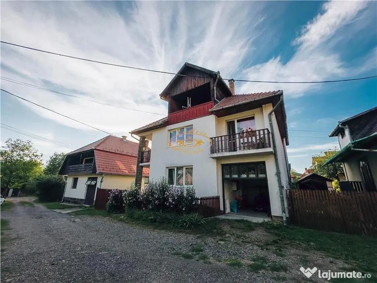 Casă cu 9 camere cu Teren 500 Mp în Praid