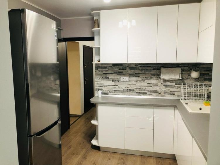 Apartament cu 3 camere, decomandat, zona Nicolina - 2