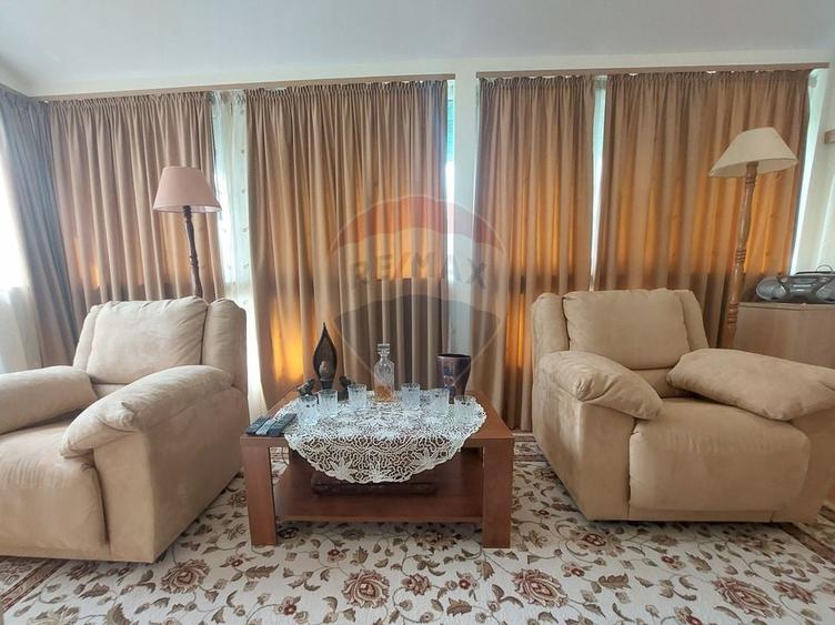 Casă / Vilă cu 10 camere de vânzare în zona Central - 11