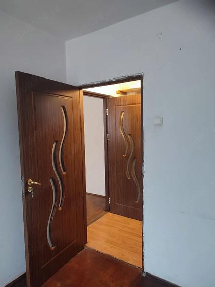 Apartament cu 2 camere semidecomandat în Craiovei