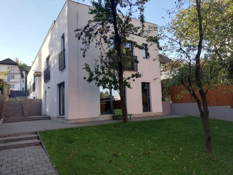 Dau in chirie cladire de 500 mp superfinisat, compus din 4 apartamente, momentan amenajat birouri, teren 600 mp, imrejmuit, str Meteor si Observator - 4