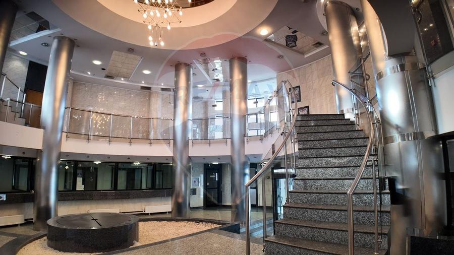 Spatiu comercial de inchiriat 455 mp, str Piata Revolutiei - 3