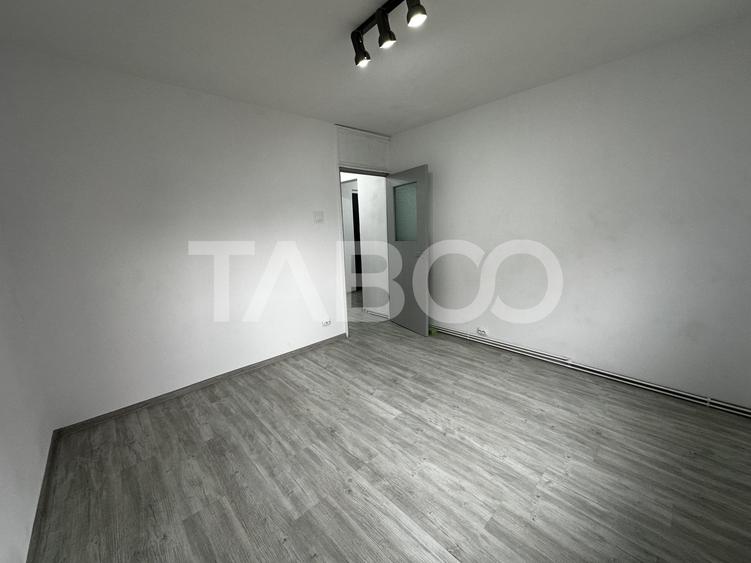 Apartament de vanzare decomandat 2 camere etaj 1 Vasile Aaron - 1