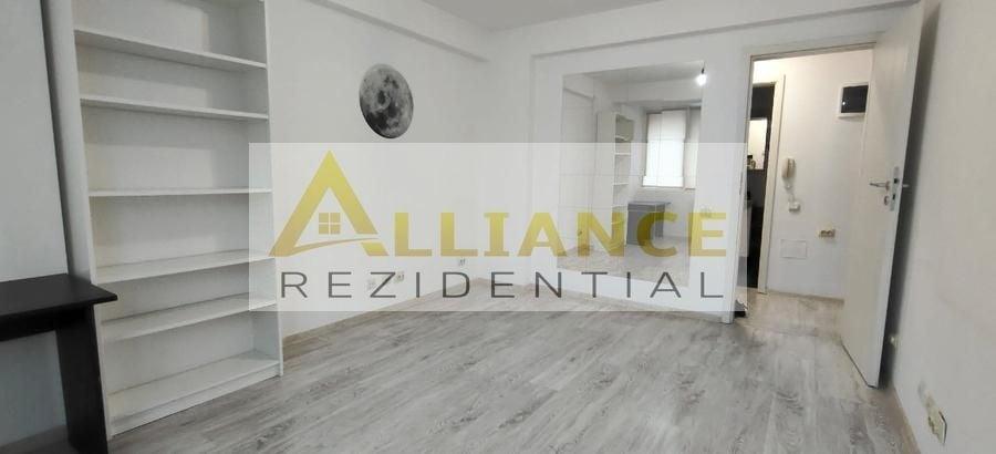 Apartament cu 3 camere semidecomandat, mobilat în Central