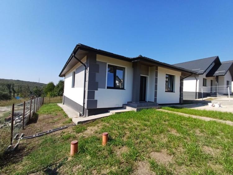 Casa cu 4 camere, 2 bai, beci spatios si 400 mp teren - 1