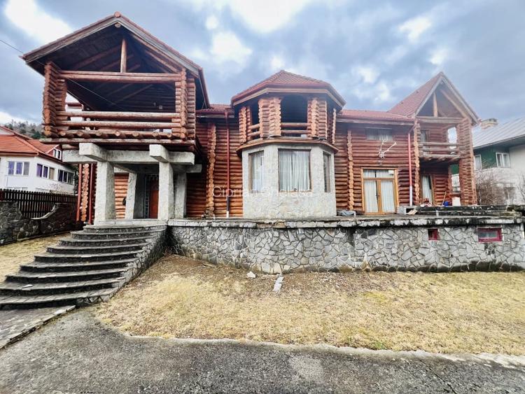 Cabana vanatoreasca din lemn cu vedere spectaculoasa, langa Castelul Cantacuzino