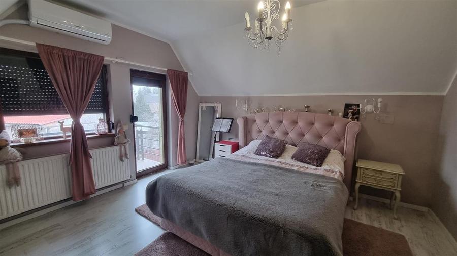 Casa de vanzare moderna cu costuri reduse, panouri solare si spatiu comercial in - 6