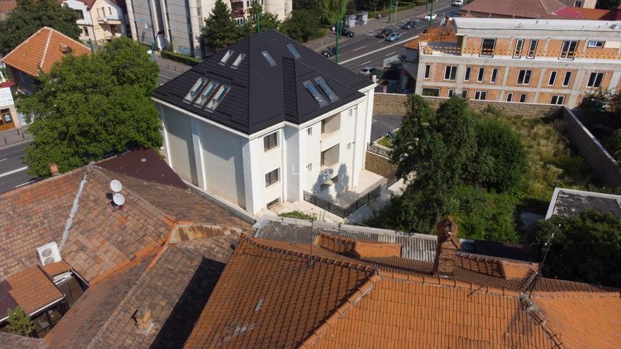 Vilă complet finisată | arhitectură elegantă și curte proprie
