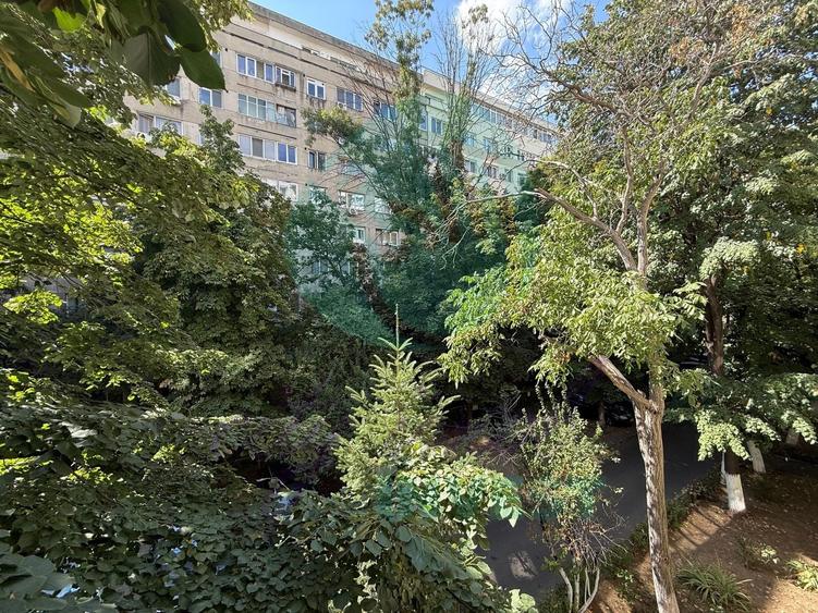 Apartament cu 3 camere semidecomandat în Vatra Luminoasă