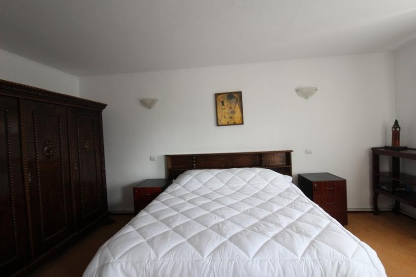 Casă cu 9 camere cu Garaj în Ciolpani