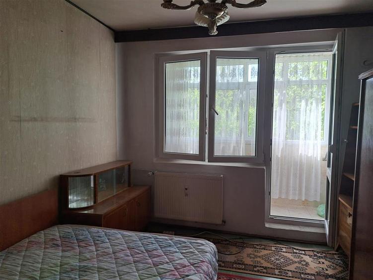 Apartament cu 3 camere semidecomandat în Berceni