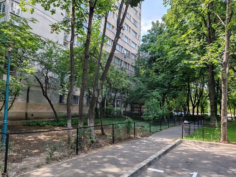 Apartament cu 3 camere semidecomandat, mobilat în Berceni