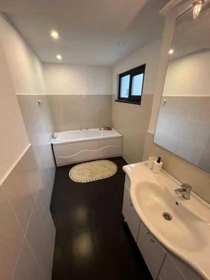 Apartament cu 3 camere decomandat, mobilat în Decebal