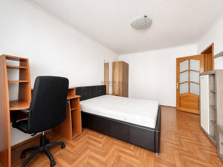 Apartament cu 3 camere decomandat, mobilat în Moinești