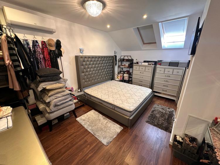 Duplex cu 5 camere cu Canalizare în Est