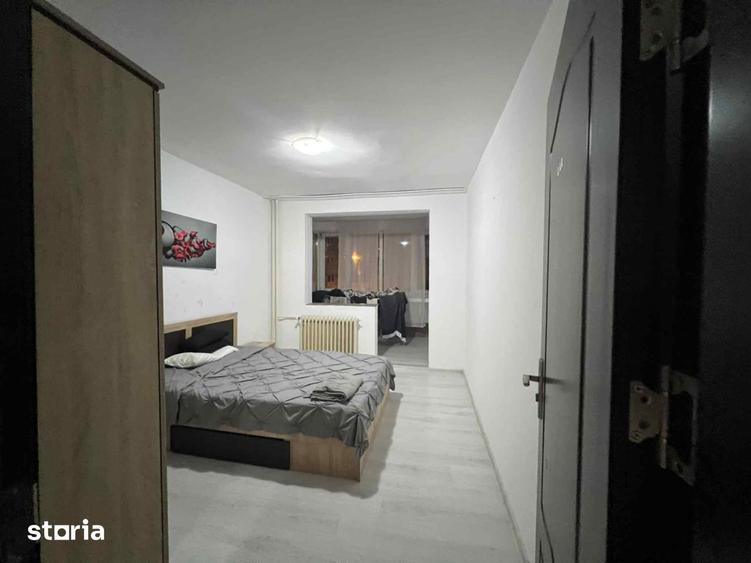 Apartament cu 3 camere decomandat în Girocului