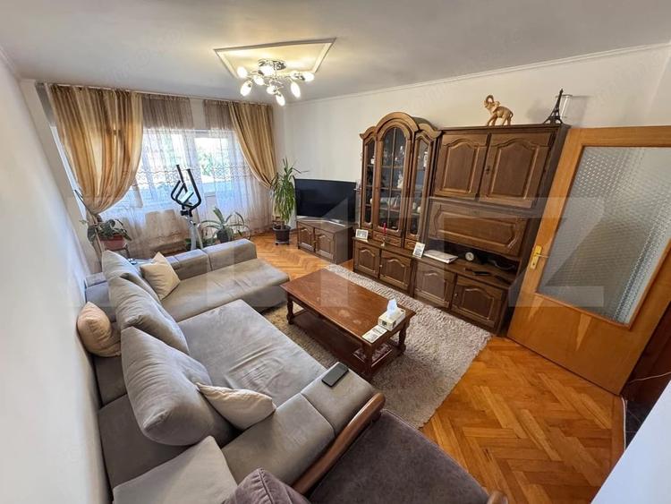 Apartament cu 3 camere decomandat în Micro 11
