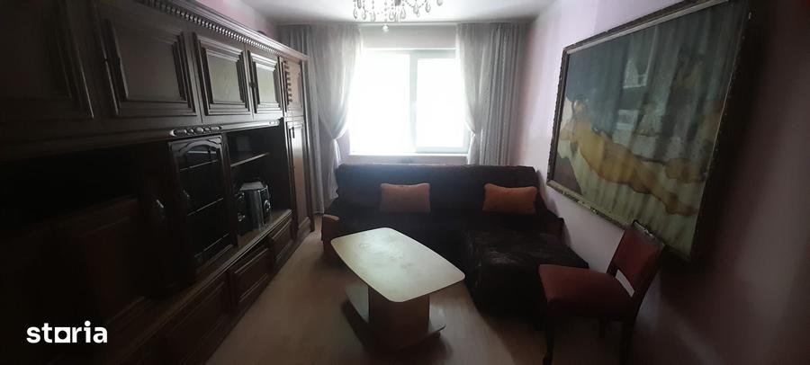 Apartament cu 4 camere semidecomandat în Rahova