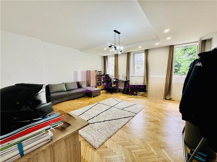 Apartament cu 3 camere semidecomandat, mobilat în Central