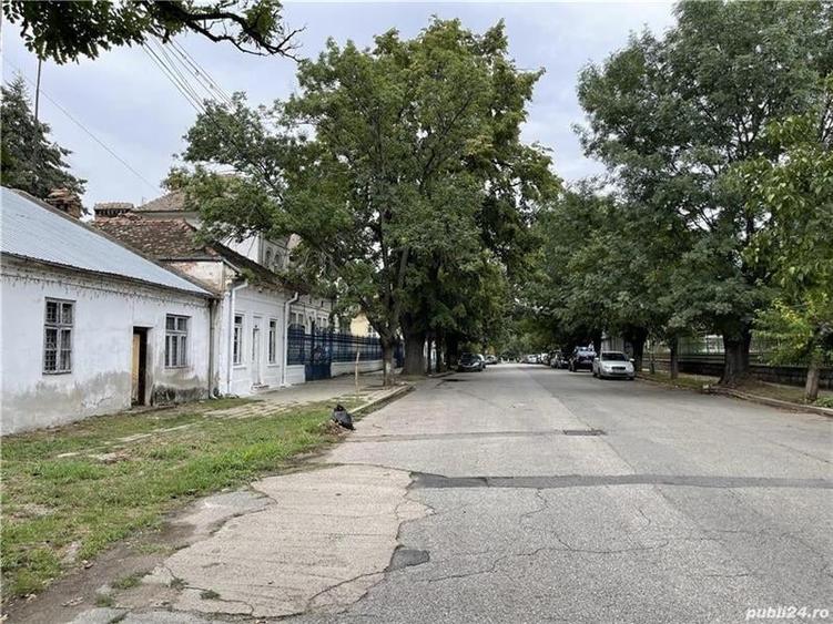 Casă individuală cu 5 camere cu Teren 800 Mp în Central