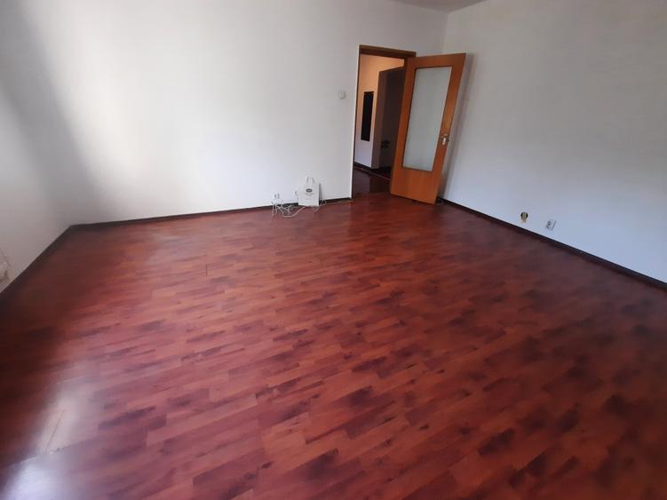 Apartament cu 3 camere decomandat în 13 Septembrie — fotografia 3
