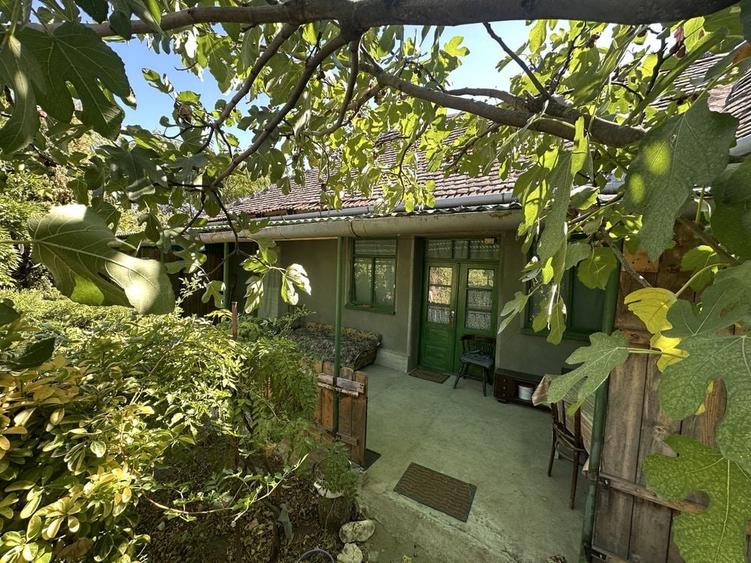 Casă cu 3 camere în Ghioroc