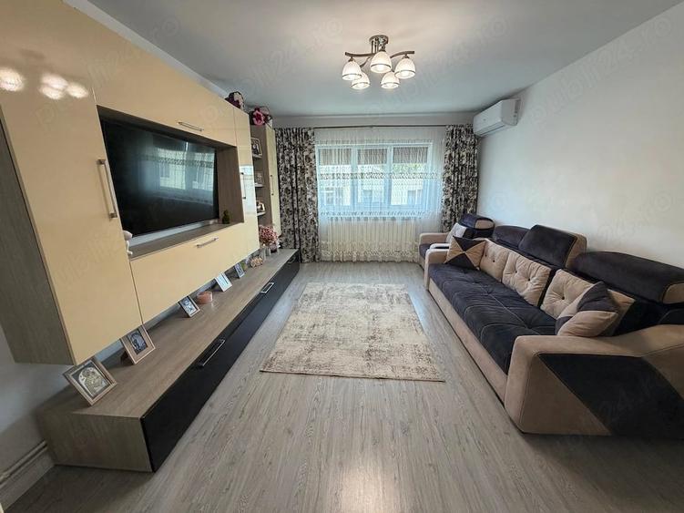 Apartament cu 3 camere decomandat în Împăratul Traian
