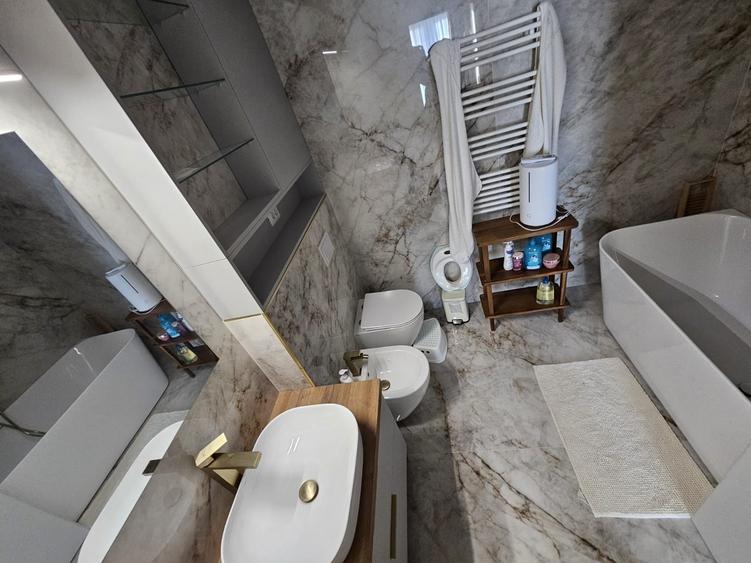 Apartament cu 3 camere decomandat în Faleza Nord