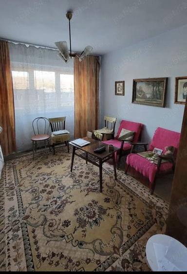 Apartament cu 3 camere decomandat în Petros