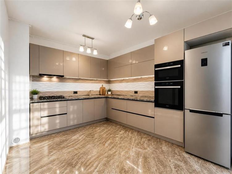 Apartament cu 3 camere decomandat în Tractorul