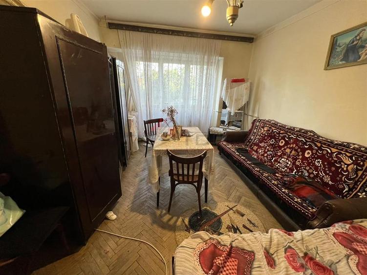 Apartament cu 3 camere decomandat în Podu Roș