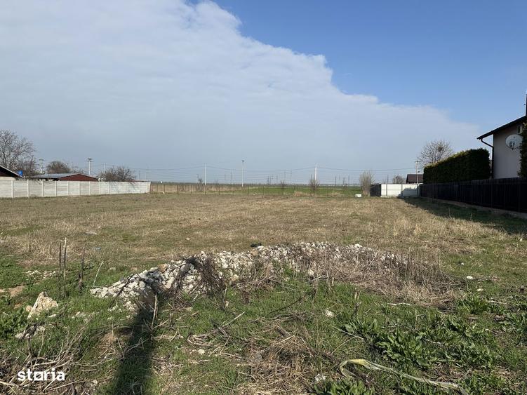 Teren de 1095 mp, în Brazi