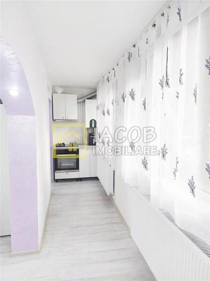 Apartament cu 3 camere decomandat în Republicii